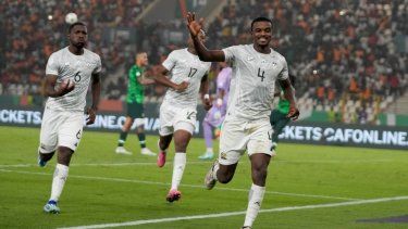 Teboho Mokoena celebra tras anotar el primer gol de Sudáfrica en el partido contra Nigeria en la Copa Africana de Naciones, el miércoles 7 de febrero de 2024, en Bouake Bouake, Costa de Marfil. FIFA planea amistosos, pero con poco nivel en el ranking mundial 