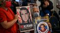 Activistas del movimiento FreeAlexSaab sostienen carteles con la imagen del empresario venezolano Alex Saab mientras participaban en una conferencia de prensa en Caracas.