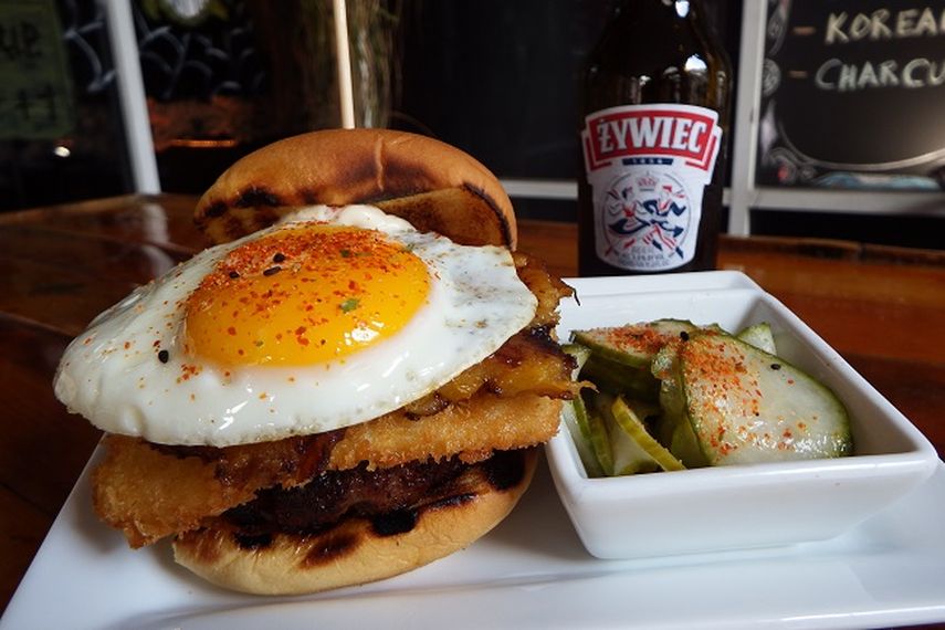 La inmensa hamburguesa 50/50, hecha con carnes de res Angus y chorizo, que es coronada con queso frito y un huevo frito (J HDEZ)