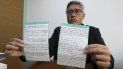 Jesús Loreto, abogado de Tomeu Vadell, uno de los seis ejecutivos petroleros estadounidenses que han estado tras las rejas durante tres años en Venezuela, muestra el miércoles 25 de noviembre una carta escrita por su cliente, en Caracas. Jesús Loreto, abogado de Tomeu Vadell, uno de los seis ejecutivos petroleros estadounidenses que han estado tras las rejas durante tres años en Venezuela, muestra el miércoles 25 de noviembre una carta escrita por su cliente, en Caracas.