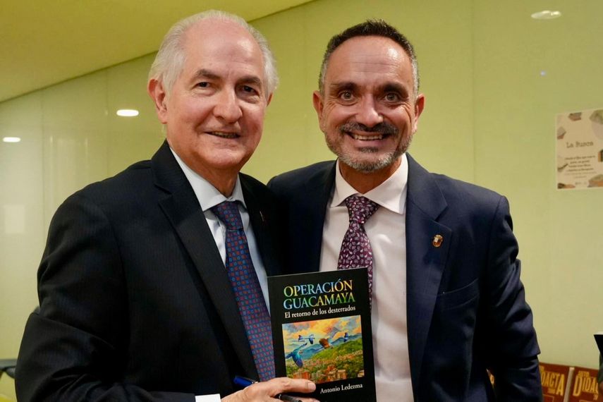 El exalcalde de Caracas Antonio Ledezma, presentó su lbro Operación Guacamaya y el retorno de los desterrados en Móstoles, España