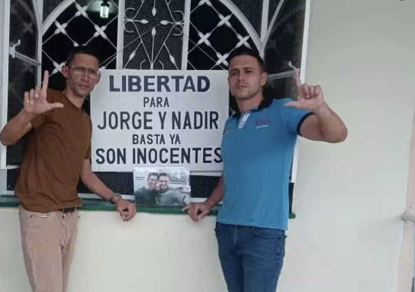 Foto de los hermanos Jorge y Nadir Perdomo de septiembre de 2023, cuando, tras 794 días consecutivos en prisión, fueron liberados temporalmente por unos días. El cartel pide la libertad para ambos.