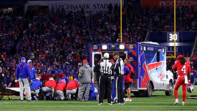 Una ambulancia espera en el campo al tiempo que personal médico atiende al running back Damien Harris, de los Bills de Buffalo, en el partido ante los Giants de Nueva York, en Orchard Park, Nueva York, el domingo 15 de octubre de 2023.&nbsp;