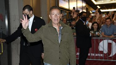 Bruce Springsteen sale del escenario al terminar su espectáculo Springsteen On Broadway en el Teatro St. James de Nueva York, el 26 de junio de 2021.&nbsp;