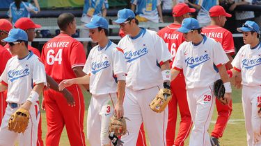 Las selecciones de Cuba y Corea del Sur se saludan luego de disputar un enfrentamiento en los Juegos Olímpicos de Pekín.