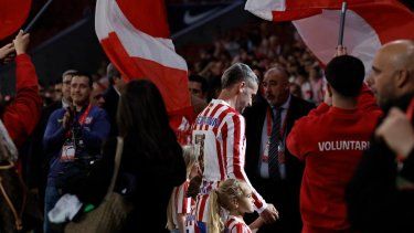 El delantero francés del Atlético de Madrid, Antoine Griezmann, número 07, toma de la mano a sus hijos al abandonar el terreno de juego tras la ceremonia de despedida posterior al partido de la liga española entre el Club Atlético de Madrid y el Girona FC en el estadio Metroplitano de Madrid el 17 de mayo de 2026.