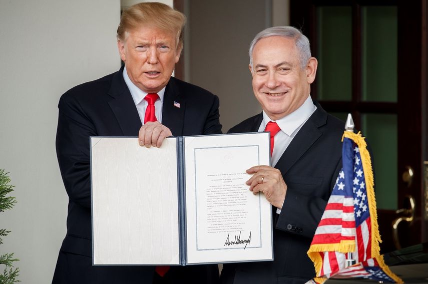 El presidente Donald Trump (izq.), y el primer ministro israelí, Benjamin Netanyahu, muestran el decreto por el que EEUU reconoce oficialmente la soberanía israelí sobre los Altos del Golán, firmado este 25 de marzo de 2019 en la Casa Blanca, en Washington.