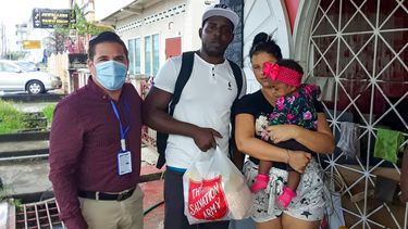 Luis Hern&aacute;ndez Martin (izq.), presidente de Comunidad Cubana en Guyana, junto a cubanos beneficiados por su organizaci&oacute;n.