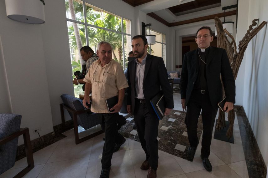 El enviado de la Secretaría General de la Organización de Estados Americanos (OEA) y testigo del proceso de Diálogo Nacional en Nicaragua,&nbsp;Luis&nbsp;Ángel&nbsp;Rosadilla&nbsp;(i); el jefe de la Sección de Cooperación Técnica Electoral, del Departamento para la Cooperación y Observación Electoral (DECO) de la OEA, Cristobal Fernández (c), y el Nuncio Apostólico y testigo del proceso de Diálogo Nacional en Nicaragua, Waldemar Sommertag (d), salen de una reunión este miércoles