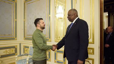 El secretario de Defensa de Estados Unidos, Lloyd Austin y el presidente de Ucrania, Volodimir Zelenski.