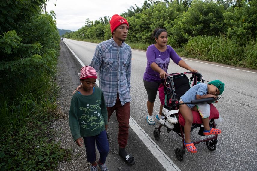 El migrante hondure&ntilde;o Marcos Pineda, su esposa Keysi Gir&oacute;n y sus hijos G&eacute;nesis y Ezequiel caminan en San Luis Pet&eacute;n, Guatemala, el s&aacute;bado 3 de octubre de 2020.&nbsp;