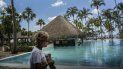 Con una máscara contra la propagación del nuevo coronavirus, una turista camina por el área de la piscina del hotel Meliá Habana en La Habana, Cuba, el jueves 11 de febrero de 2021. Con una máscara contra la propagación del nuevo coronavirus, una turista camina por el área de la piscina del hotel Meliá Habana en La Habana, Cuba, el jueves 11 de febrero de 2021.