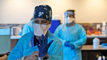 Personal médico se prepara para vacunar a residentes y empleados con la vacuna del coronavirus el miércoles, 6 de enero del 2020, en el hogar John Knox Village en Pompano Beach, Florida.&nbsp;