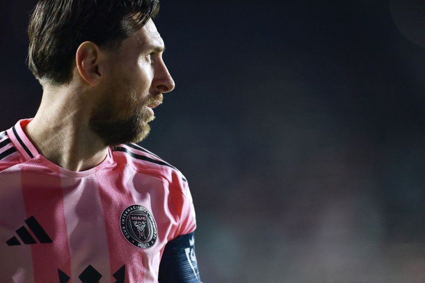 Lionel Messi #10 del Inter Miami observa al Sporting Kansas City durante la primera mitad del partido de vuelta de la Copa de Campeones de la Concacaf 2025 entre el Sporting Kansas City y el Inter Miami en el Chase Stadium el 25 de febrero de 2025 en Fort Lauderdale, Florida.