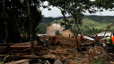 Equipos de rescatistas buscan sobrevivientes entre los restos de un enorme alud de tierra provocado por la lluvia en el poblado de Queja, en Guatemala, el sábado 7 de noviembre de 2020, tras el paso de la tormenta tropical Eta. 