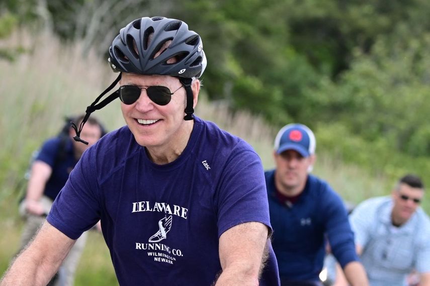 El presidente Joe Biden monta bicicleta este viernes 3 de junio en Delaware.