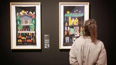 Una de las piezas de la exposición Relats de dictadura, expuesta en el Palau Robert de Barcelona.