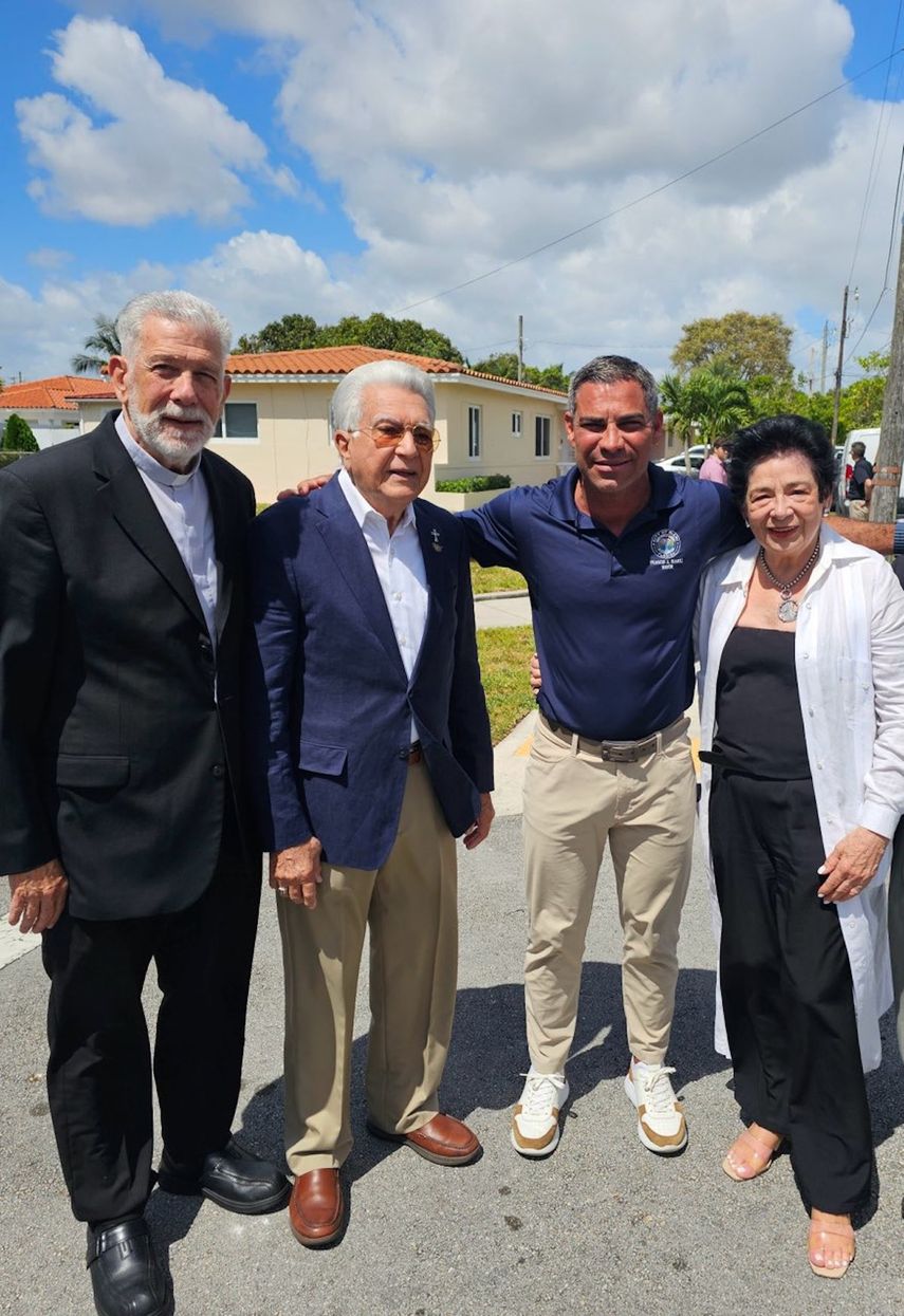 Padre Menendez, Rev. Guillermo Revuelta, alcalde Francis X. Suárez y Minerva Revuelta.&nbsp;