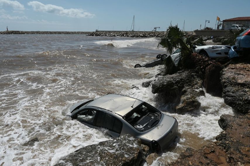 Las olas golpean contra los automóviles que fueron arrastrados hasta la orilla del mar en Alcanar, el 2 de septiembre de 2021, un día después de que las inundaciones repentinas afectaran la zona.&nbsp;