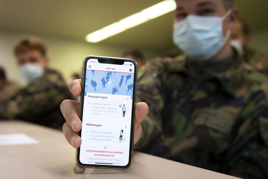 Un soldado del Ej&eacute;rcito suizo muestra un smartphone con una app de rastreo de contactos, durante una prueba con 100 soldados en el complejo de Chamblon, Suiza. &nbsp; &nbsp;