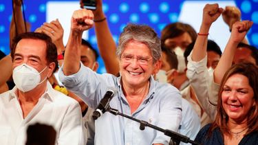 Guillermo Lasso, candidato presidencial del movimiento CREO, celebra tras una segunda vuelta de las elecciones presidenciales en la sede de su campaña en Guayaquil, Ecuador, el domingo 11 de abril de 2021. Con la mayoría de los votos contados, Lasso, un exbanquero, tenía ventaja sobre el economista Andrés Arauz, protegido del expresidente Rafael Correa.
