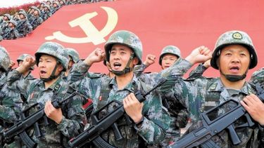 Militares chinos realizan prácticas.