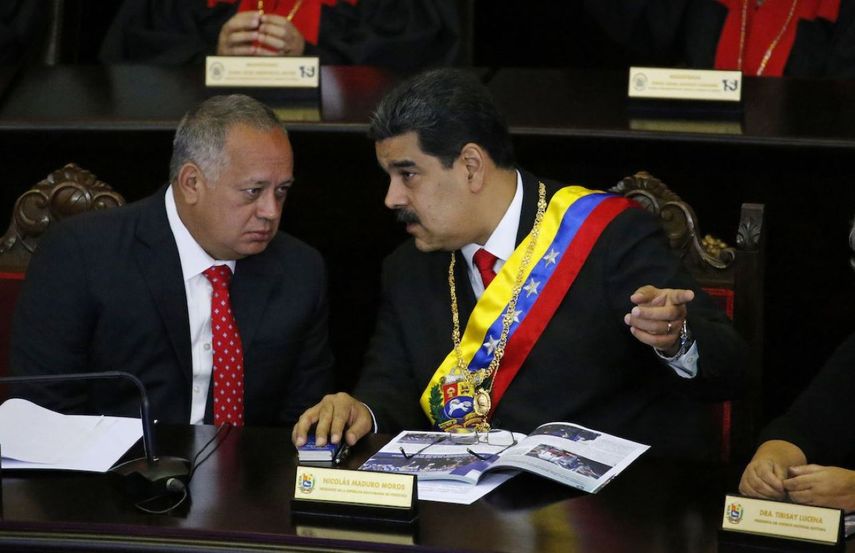 El dictador venezolano Nicolás Maduro, derecha, habla con Diosdado Cabello, el número dos del régimen.