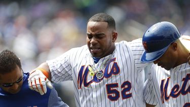 Yoenis Céspedes reacciona ante una lesión en un juego contra los Bravos de Atlanta.&nbsp;