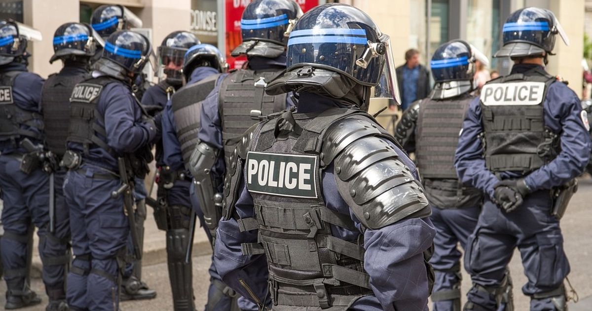 Inmigrantes atacan a la Policía en Francia durante un operativo en barrio parisino