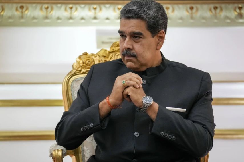 El dictador venezolano Nicolás Maduro asiste a una reunión en el palacio presidencial de Miraflores en Caracas, Venezuela, el 20 de febrero de 2024