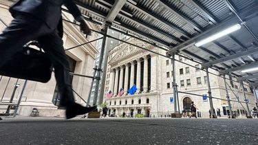 Al fondo de la imagen el edificio sede de la Bolsa de Nueva York.
