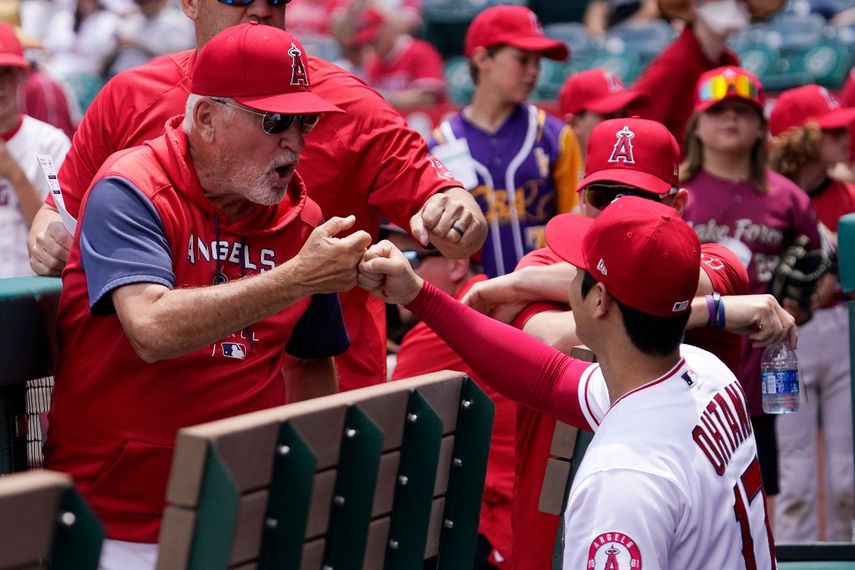 El manager de los Angelinos de Los Ángeles Joe Maddon (izquierda) saluda a Shohei Ohtani previo a un juego contra los Azulejos de Toronto, el domingo 29 de mayo de 2022 en Anaheim.&nbsp;