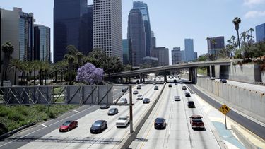 El tr&aacute;fico vehicular fluye por la carretera California 110 el lunes, 11 de mayo del 2020 en Los &Aacute;ngeles. Los automovilistas est&aacute;n regresando lentamente a los caminos tras mantenerse en encierro por la pandemia de coronavirus, aunque muy por debajo de los niveles antes de la crisis.&nbsp;