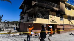 El orfanato de la Iglesia de la Comprensión de la Biblia, ubicado en Kenscoff, comuna situada en las alturas de la aglomeración de Puerto Príncipe, albergó a unos 66 niños. 