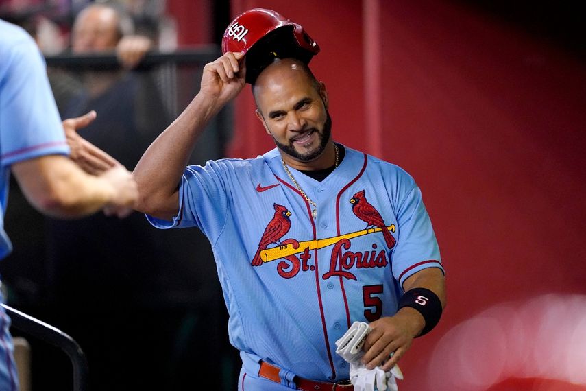 El dominicano Albert Pujols, en ese entonces de los Cardenales de San Luis, saluda desde la cueva durante el encuentro del sábado 20 de agosto de 2022, contra los Cascabeles de Arizona.