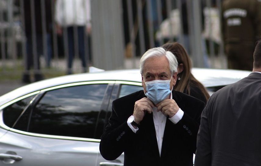 El presidente chileno Sebastián Piñera llega a una mesa electoral para votar en Santiago de Chile, el domingo 25 de octubre de 2020.&nbsp;