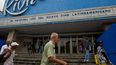 En esta foto del 2 de diciembre de 2011, la gente pasa por el cine Riviera en La Habana, en el primer día del 33° Festival de Cine Latinoamericano.&nbsp;