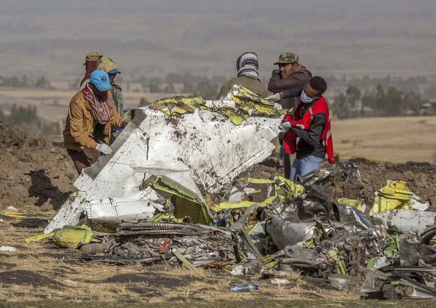 Fotograf&iacute;a de archivo del lunes 11 de marzo de 2019 de rescatistas en el lugar en donde se accident&oacute; un avi&oacute;n de Ethiopian Airlines al sur de Addis Abeba, Etiop&iacute;a.&nbsp;