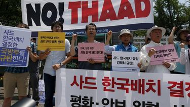 Miembros de un grupo cívico progresista participaron en una protesta contra la política de defensa nacional frente al Ministerior de Defensa en Seúl, Corea del Sur, ya que ese país junto a Estados Unidos sellaron definitivamente el acuerdo para el desp