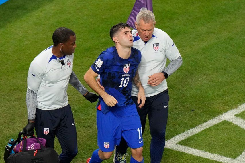 El estadounidense Christian Pulisic es auxiliado por los doctores tras anotar en el partido del Grupo B del Mundial que enfrentó a Estados Unidos e Irán, en el estadio Al Thumama, en Doha, Catar, el 29 de noviembre de 2022.&nbsp;