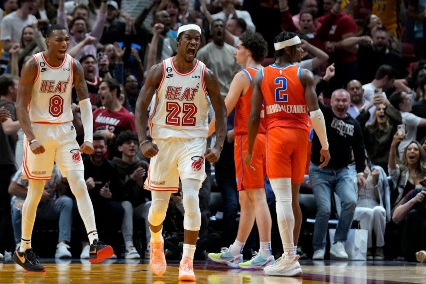 El alero del Miami Heat, Jimmy Butler (22), celebra después de anotar durante los últimos segundos de la segunda mitad de un partido de baloncesto de la NBA contra el Oklahoma City Thunder, el martes 10 de enero de 2023, en Miami.&nbsp;