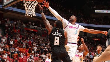 Wade recibió una sonara ovación en el American Airlines Arena en su regreso a casa.