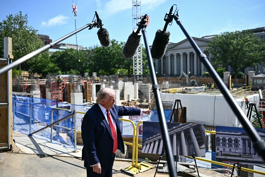 El presidente Donald J. Trump muestra el avance de las obras del gran salón, un enorme proyecto que queda para la posteridad y hecho con su propio dinero y el de donantes privados.