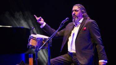 En esta foto de archivo tomada el 22 de mayo de 2021, el cantante español Diego el Cigala se presenta durante el concierto Todo lo que tengo en el Teatro Nacional, en Santo Domingo. El cantaor de flamenco español Diego el Cigala fue detenido el 9 de junio de 2021 en Madrid por presuntamente abusar de su pareja, informó la policía.&nbsp;