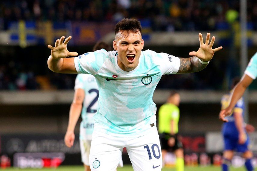 Lautaro Martínez celebra tras anotar un gol para el Inter de Milán en el partido contra Hellas Verona por la Serie A italiana, el miércoles 3 de mayo de 2023, en Verona.&nbsp;