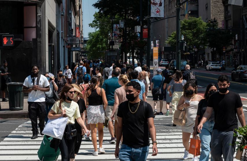 Personas hacen compras en la ciudad de Nueva York.