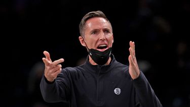 El entrenador de los Nets de Brooklyn Steve Nash reacciona a una decisión arbitral en un partido de la NBA contra los Raptors de Toronto el 14 de diciembre del 2021 en Nueva York.&nbsp;