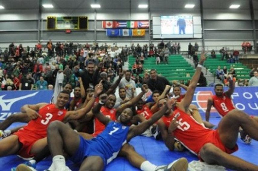 Imagen tomada de la prensa cubana en Internet que muestra al equipo varonil de voleibol en enero de este año cuando aseguró su presencia en Río de Janeiro 2016. 