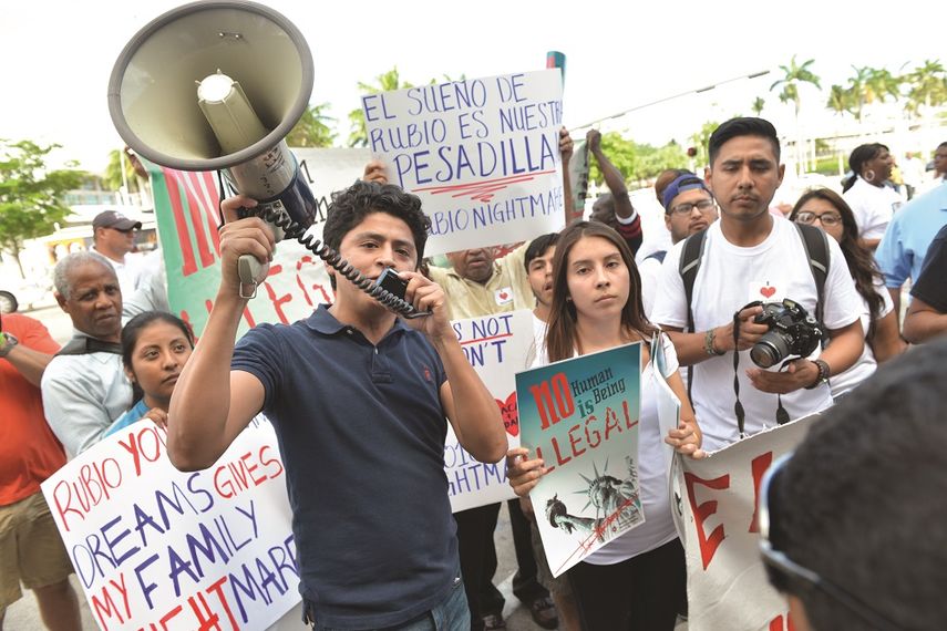 Alrededor de 30 manifestantes, la mayoría jóvenes indocumentados, presentaron carteles y  cantaron consignas en la protesta contra Marco Rubio el lunes. (Álvaro Mata)