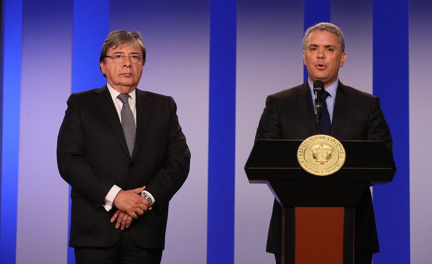 El presidente de Colombia, Iván Duque (der.), acompañado del ministro de Relaciones Exteriores de Colombia, Carlos Holmes Trujillo.